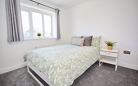 Cosy,Modern And Relaxing 3 Bedroom House With Parking